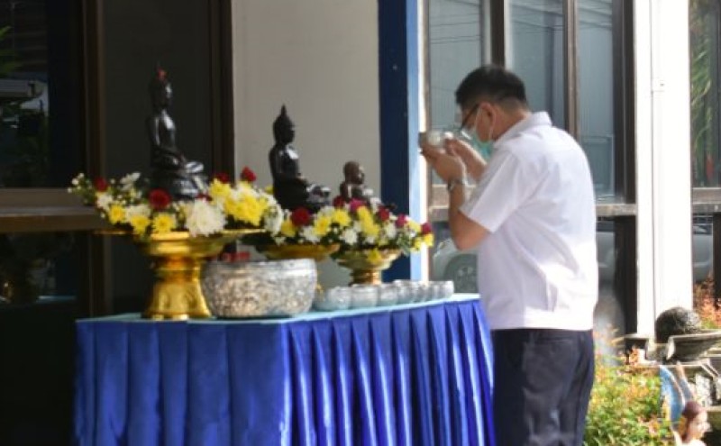 คุณพัฒนศักดิ์ แสนสมรส กรรมการผู้จัดการ บริษัท พี ควอลิตี้ แมชชีน พาร์ท จำกัด พร้อมด้วยพนักงานร่วมสืบสานประเพณีสงกรานต์ โดยการสรงน้ำพระ ขอพรเพื่อเป็นสิริมงคล ต้อนรับวันขึ้นปีใหม่ไทย
